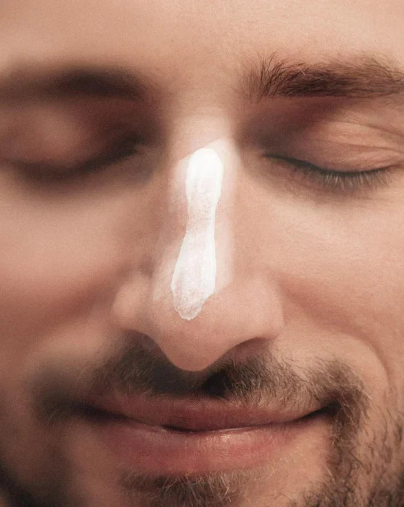 Crème hydratante Ambroise Paris appliquée sur peau sèche – modèle homme