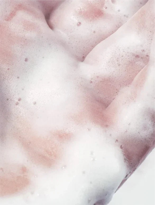 Application de la mousse nettoyante visage Ambroise Paris sur peau propre