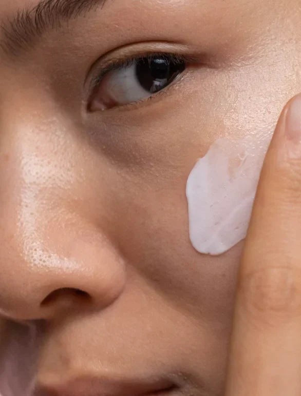 Application de la crème de nuit Ambroise Paris avant le coucher