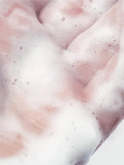 Application de la mousse nettoyante visage Ambroise Paris sur peau propre